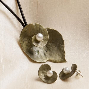 Bronze & Pearl Geranium Earrings